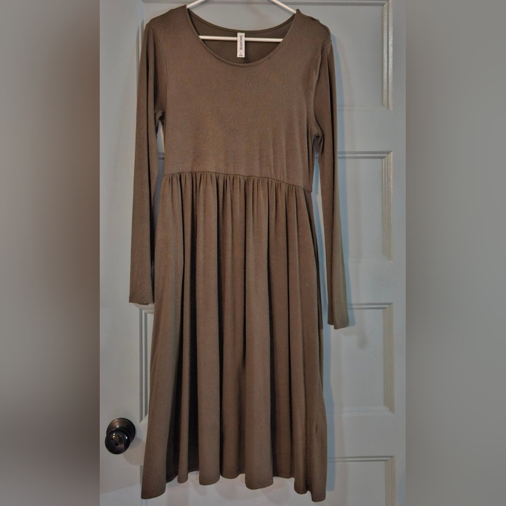Zenana outfitters large long sleeve olive dress with pockets, has some pilling